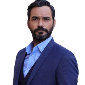 Актёр Сердар Озер